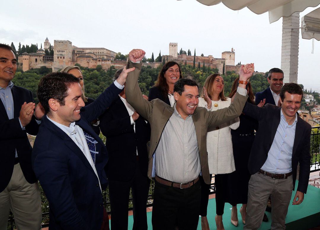 El presidente del Partido Popular, Pablo Casado (d), junto al líder regional Juanma Moreno (c) y el secretario general del PP, Teodoro García Egea, el pasado fin de semana en Granada, en la presentación de los cabezas de lista de las candidaturas a las el