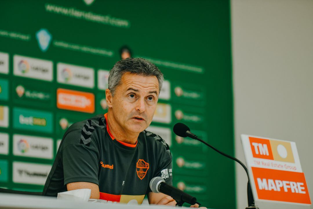 Fran Escribá durante la previa del Barcelona-Elche 