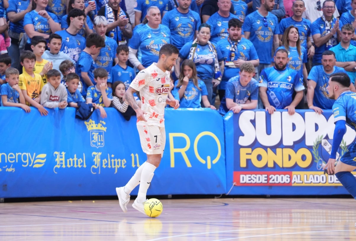 Felipe Valerio con el balón