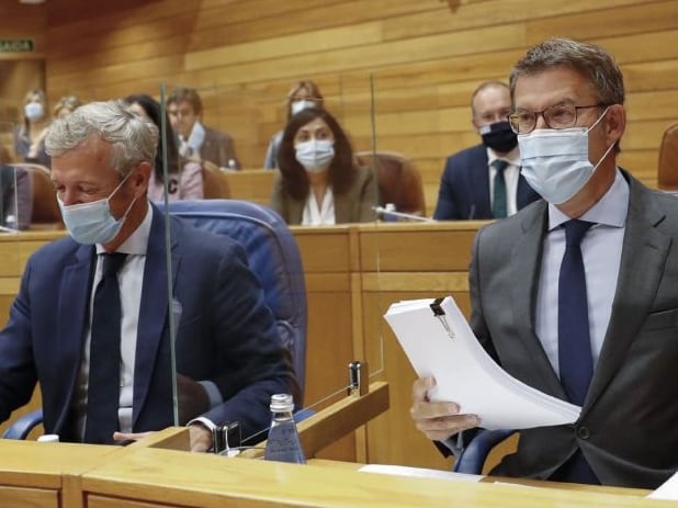 SANTIAGO DE COMPOSTELA, El presidente de la Xunta en funciones, Alberto Núñez Feijóo (d), junto al vicepresidente, Alfonso Rueda, y el conselleiro de Hacienda, Valeriano Martínez (i), antes de su intervención en el pleno de investidura de la XI Legislatura, esta mañana en Santiago de Compostela. EFElavandeira jr.