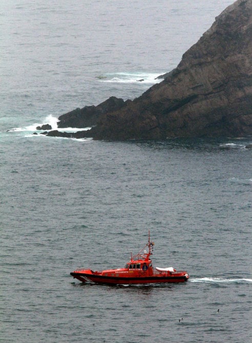 Salvamento Marítimo ha reanudado, tras disiparse la niebla de primera hora de la mañana, las labores de búsqueda de los seis tripulantes desaparecidos