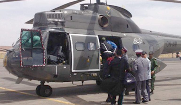 Uno de los helicópteros de rescate a punto de partir hacia la zona del accidente de los tres espeleólogos españoles