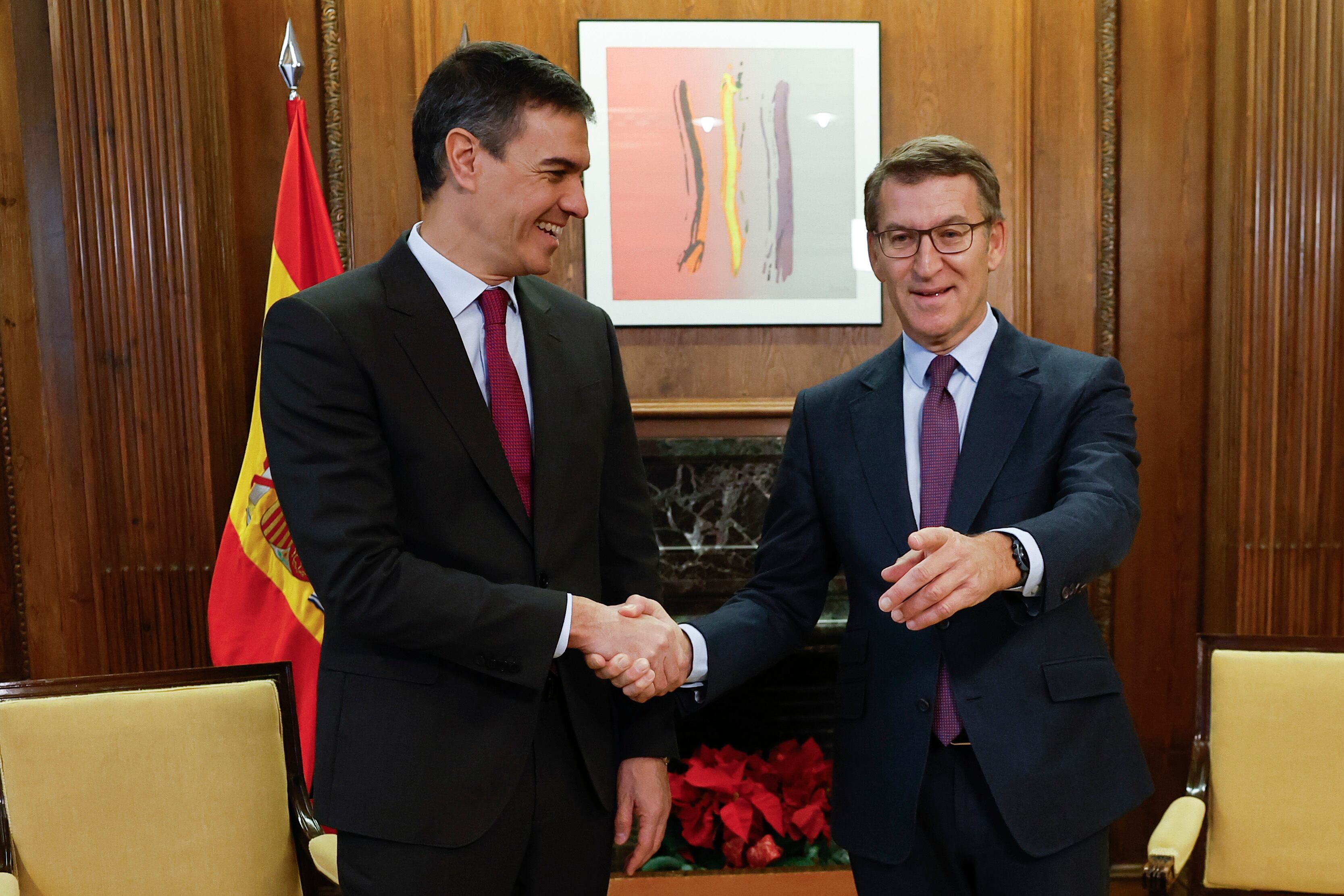 El presidente del Gobierno, Pedro Sánchez (i) y el líder del PP, Alberto Núñez Feijóo (d) durante su encuentro este viernes en el Congreso de los Diputados en Madrid.