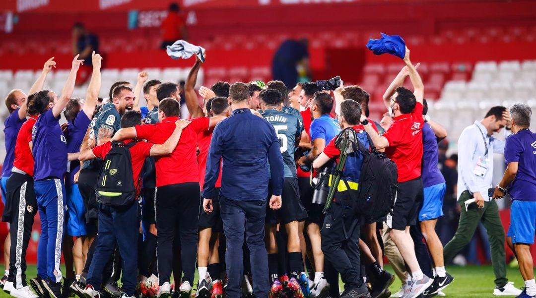 El Rayo Vallecano celebra el ascenso sobre el césped de Montilivi