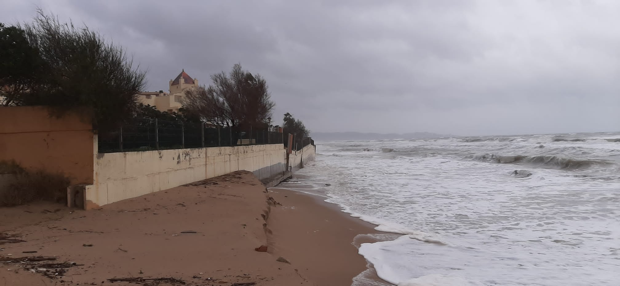 Playa de La Goleta en Tavernes tras los temporales de marzo