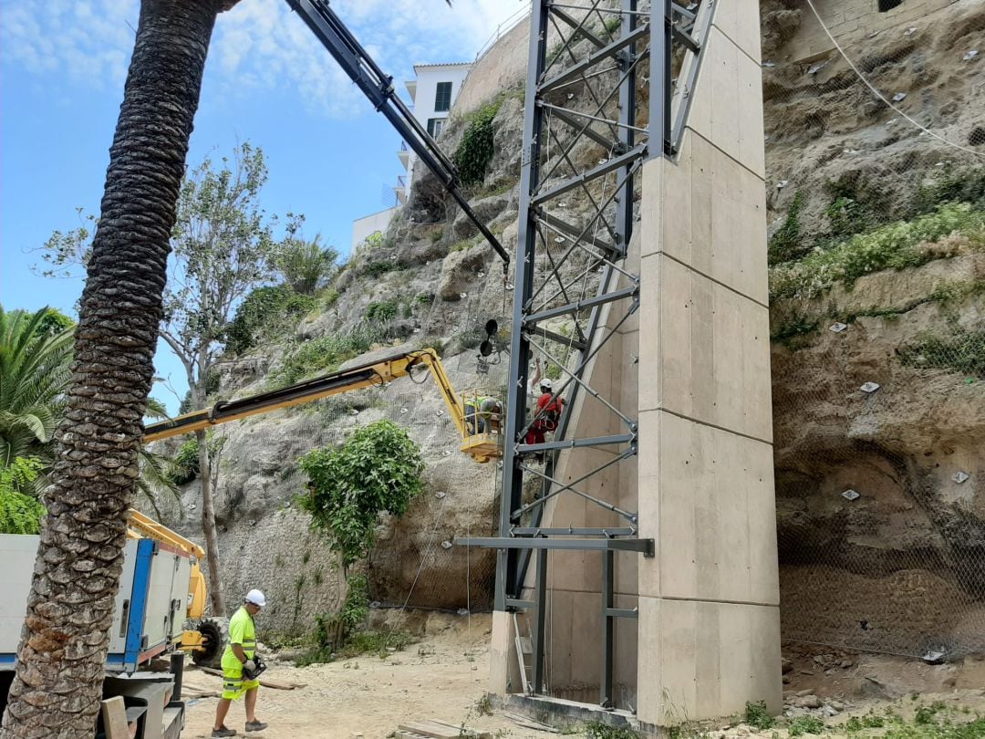 El nou ascensor delport de Maó hauria d'estar llest en unes poques setmanes.
