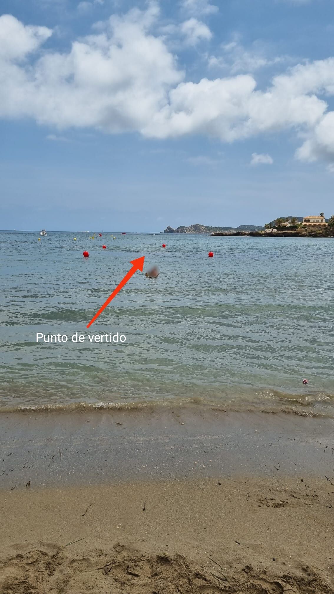 Boyas que indican la rotura del emisario submarino de la playa del Arenal.