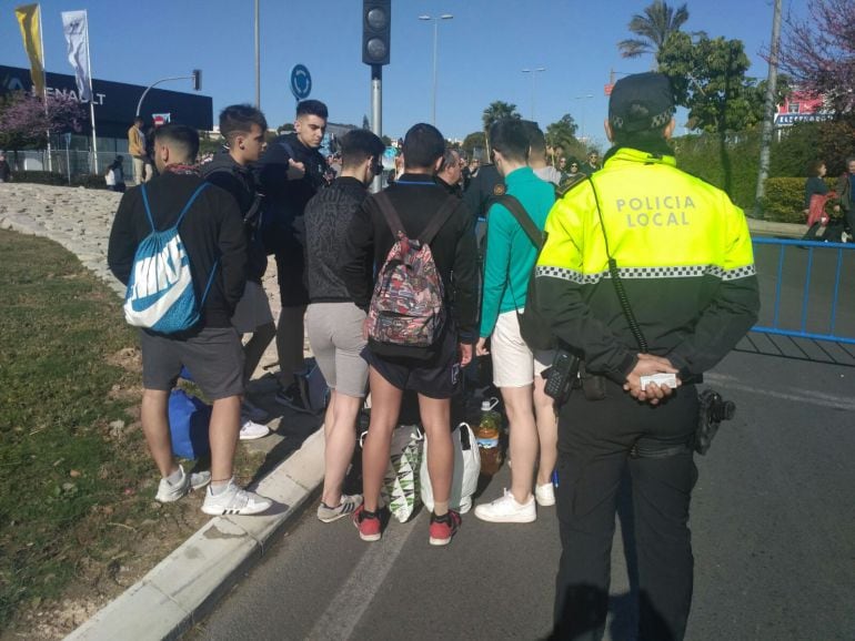 Varios jóvenes identificados por la Policía