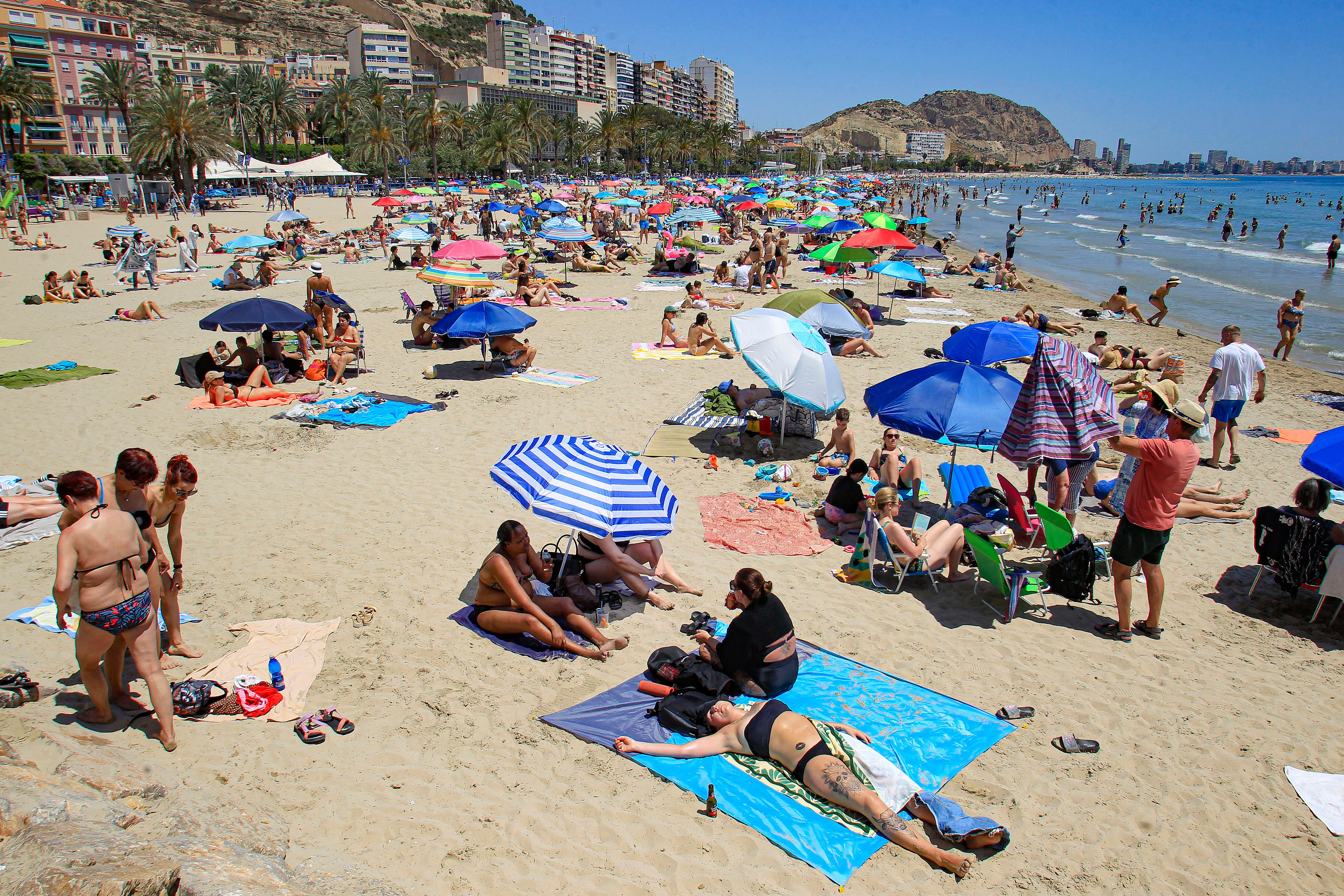GRAFCVA7868. ALICANTE, 30/05/2025.- La Comunitat Valenciana despide mayo este fin de semana y recibe el mes de junio con temperaturas que según la Agencia Estatal de Meteorología serán "significativamente elevadas" para esta época del año, en un ambiente en general estable aunque este viernes podrá haber tormentas al norte y mañana en el interior. En la imagen numerosos bañistas en la playa de El Postiguet de Alicante. EFE/Pep Morell