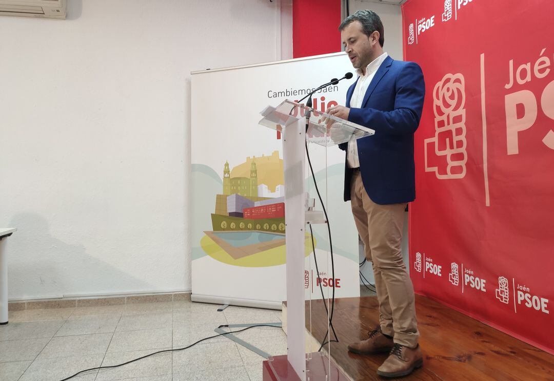 El alcalde de Jaén, Julio Millán, durante la rueda de prensa con motivo del aniversario de la victoria electoral.