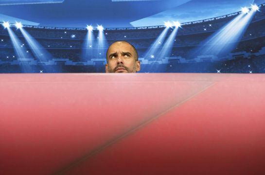 Guardiola atiende a una pregunta de un periodista