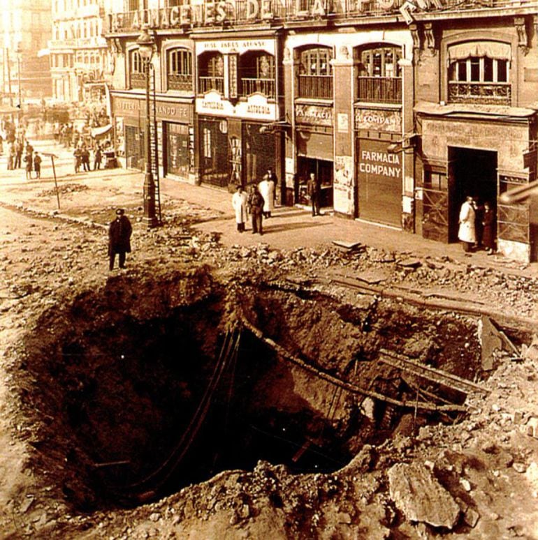 Obus cae en la Puerta del Sol