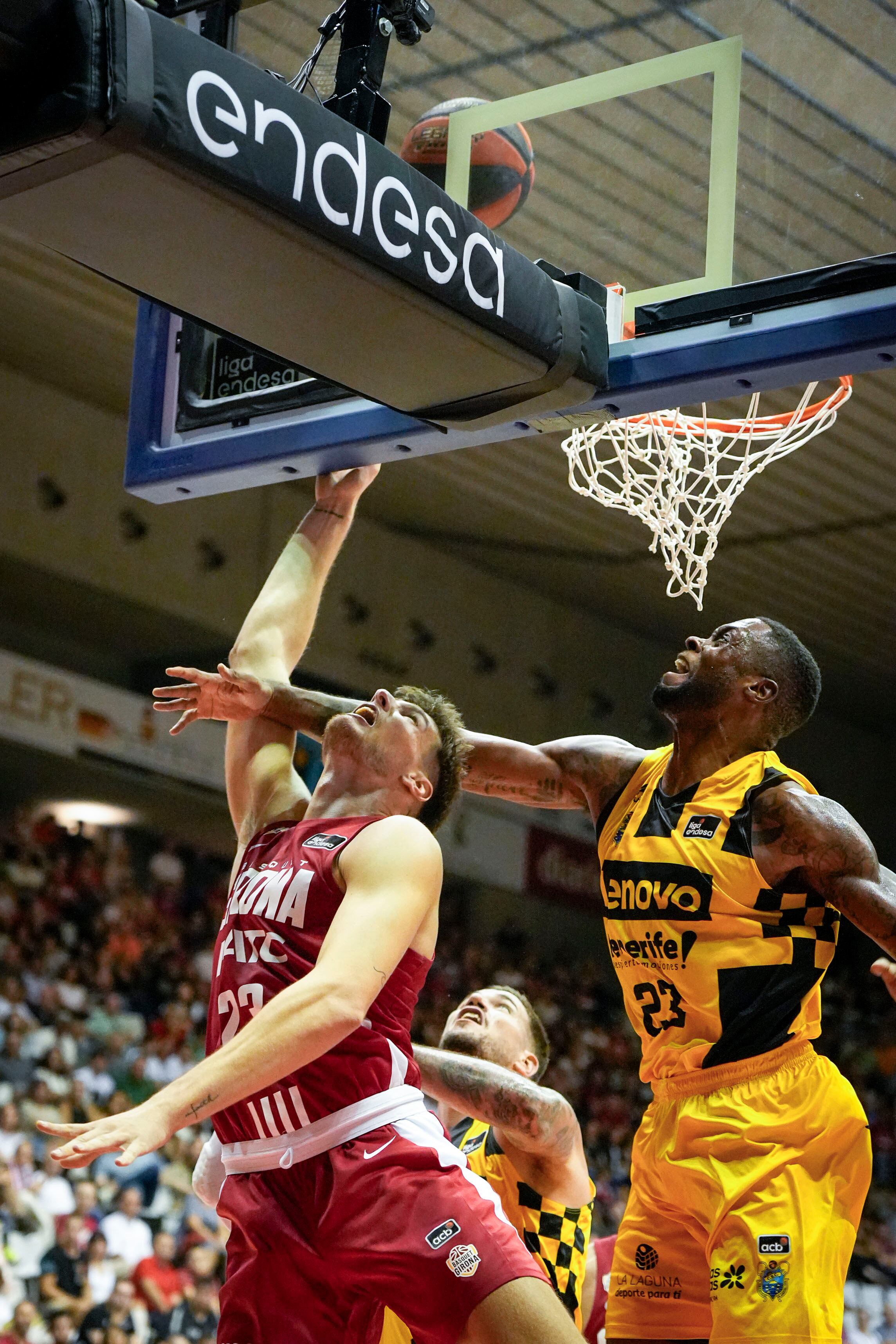 GIRONA, 14/10/2023.- El alero español del Girona Sergi Martínez (i) entra a canasta ante la defensa de Elgin Cook (d), alero estadounidense del Tenerife, durante el encuentro de la Liga Endesa entre el Básquet Girona y el Lenovo Tenerife celebrado este sábado en el pabellón de Fontajau, en Girona. EFE/ David Borrat
