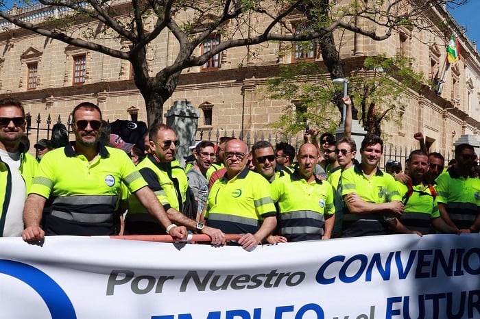 Los trabajadores de Acerinox durante la concentración en Sevilla