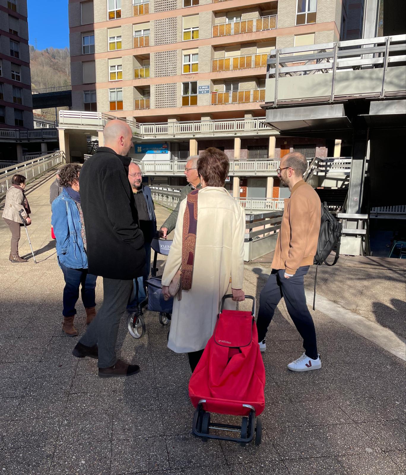 El alcalde de Eibar, Jon Iraola reunido con vecinos y vecinas de las torres de Urkizu por el caso de ocupación de dos locales