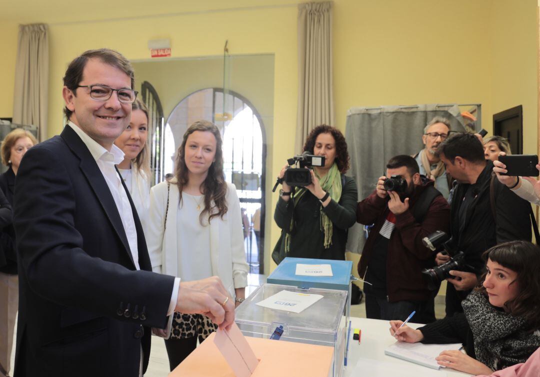 El candidato a presidente de la junta de Castilla y León, Alfonso Fernández Mañueco acudió acompañado de su familia a votar en el l colegio de la plaza de la constitución 	 
 