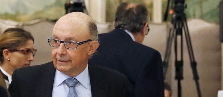 El ministro de Hacienda, Cristóbal Montoro, entre los asistentes a una conferencia organizada en Madrid.