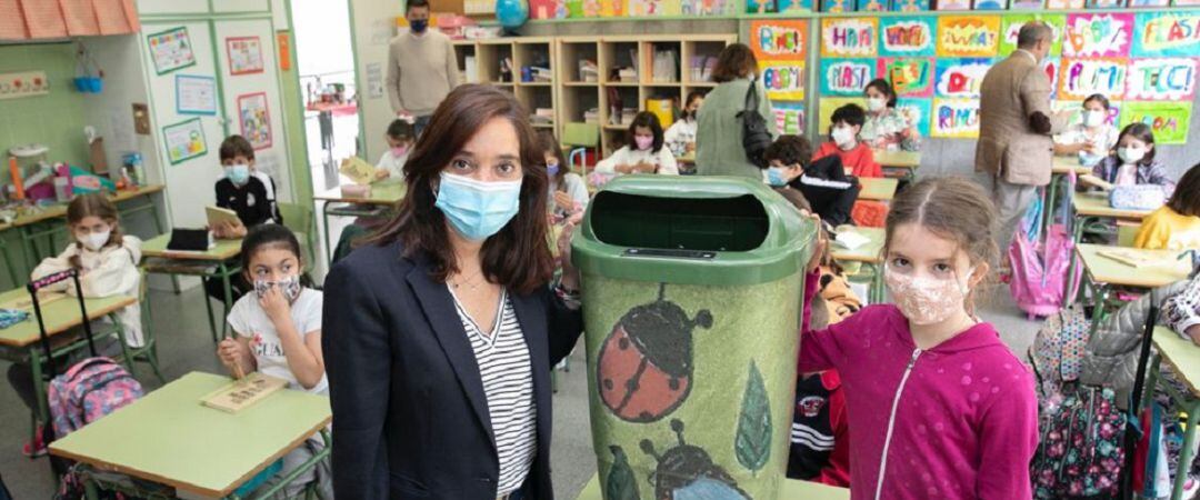 Inés Rey, con una de las papeleras y una de las alumnas