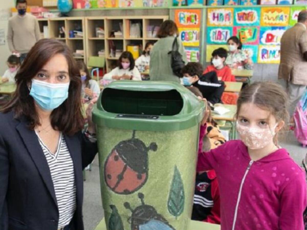 Un centenar de papeleras de A Coruña, decoradas por dibujos de escolares