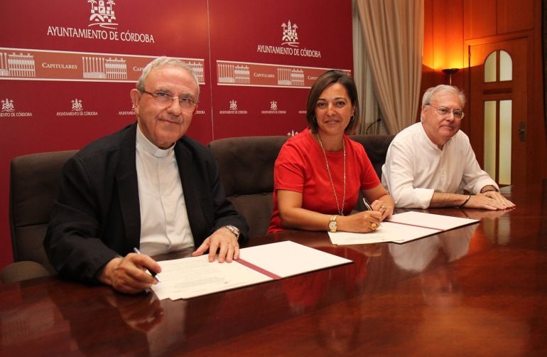 Firma del acuerdo entre Cabildo y Ayuntamiento, esta mañana.