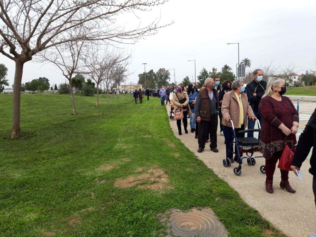 Colas de personas mayores en Los Bermejales.