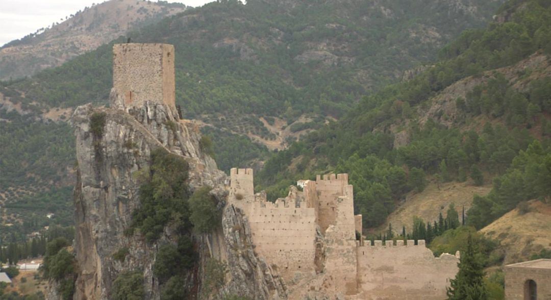 El monumental castillo almohade dibuja la silueta inconfundible del municipio de La Irula