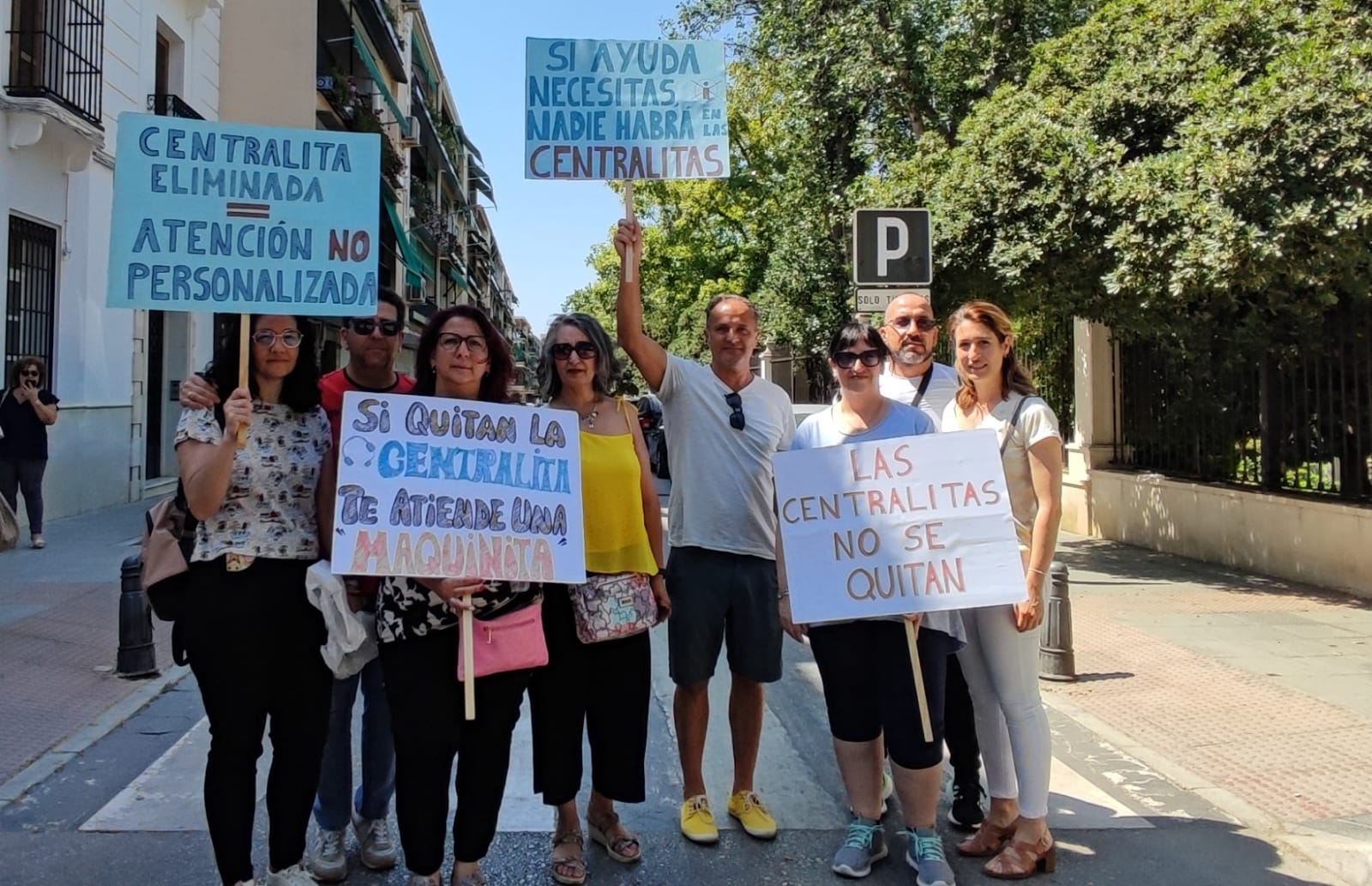 Protesta por el riesgo de cierre de la UCI del Infanta Margarita y por la pérdida de médicos de Atención Primaria en Priego de Córdoba, ante el centro de Salud de Cabra