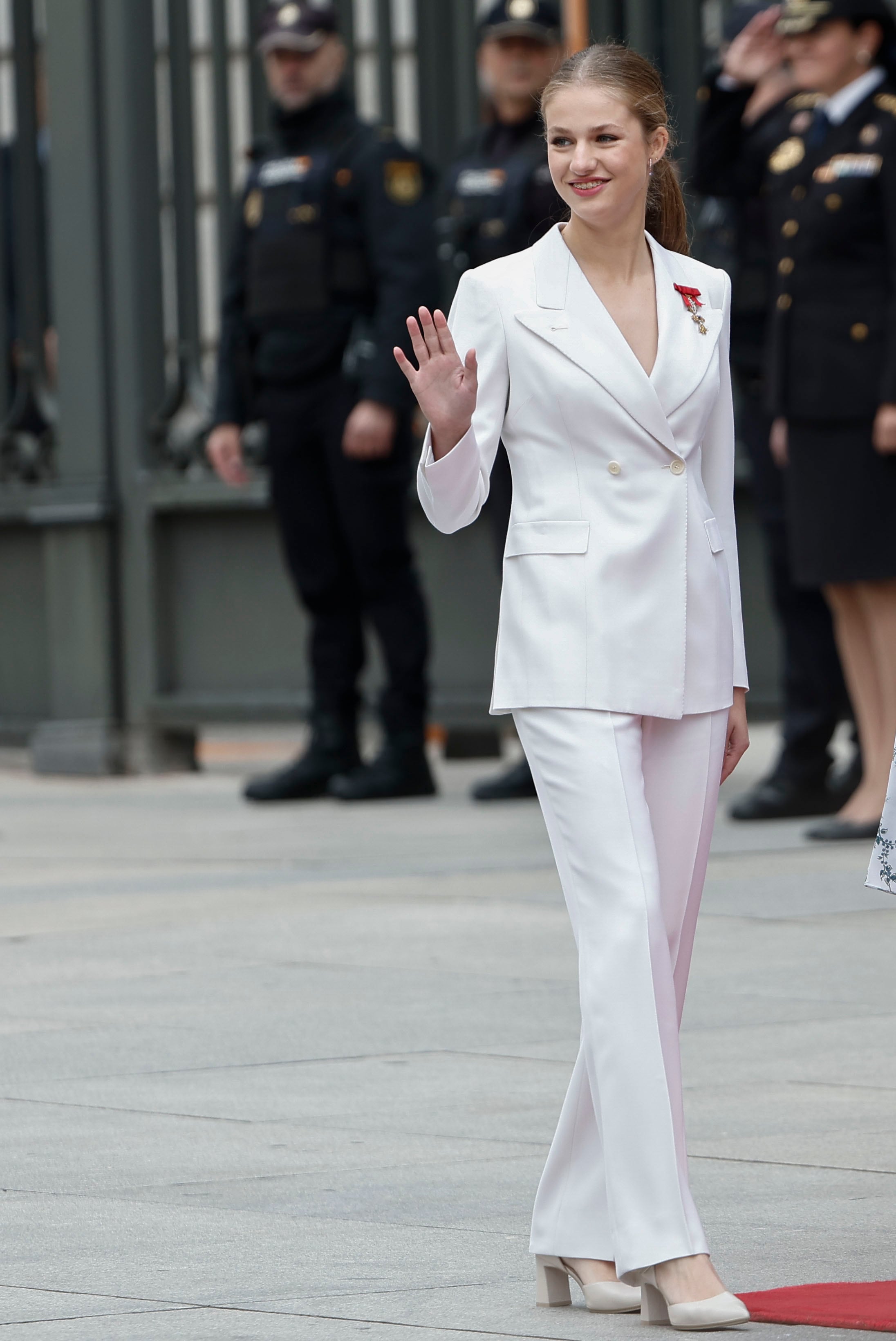 La princesa Leonor saluda a su llegada al Congreso 