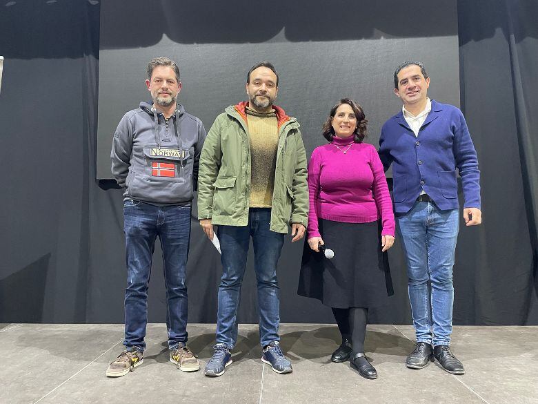 Durante el ensayo del Bando Real, en Àgora, el Grup de Danses Carrascal entregó la donación a la Sociedad Protectora de Animales y Plantas de Alcoy