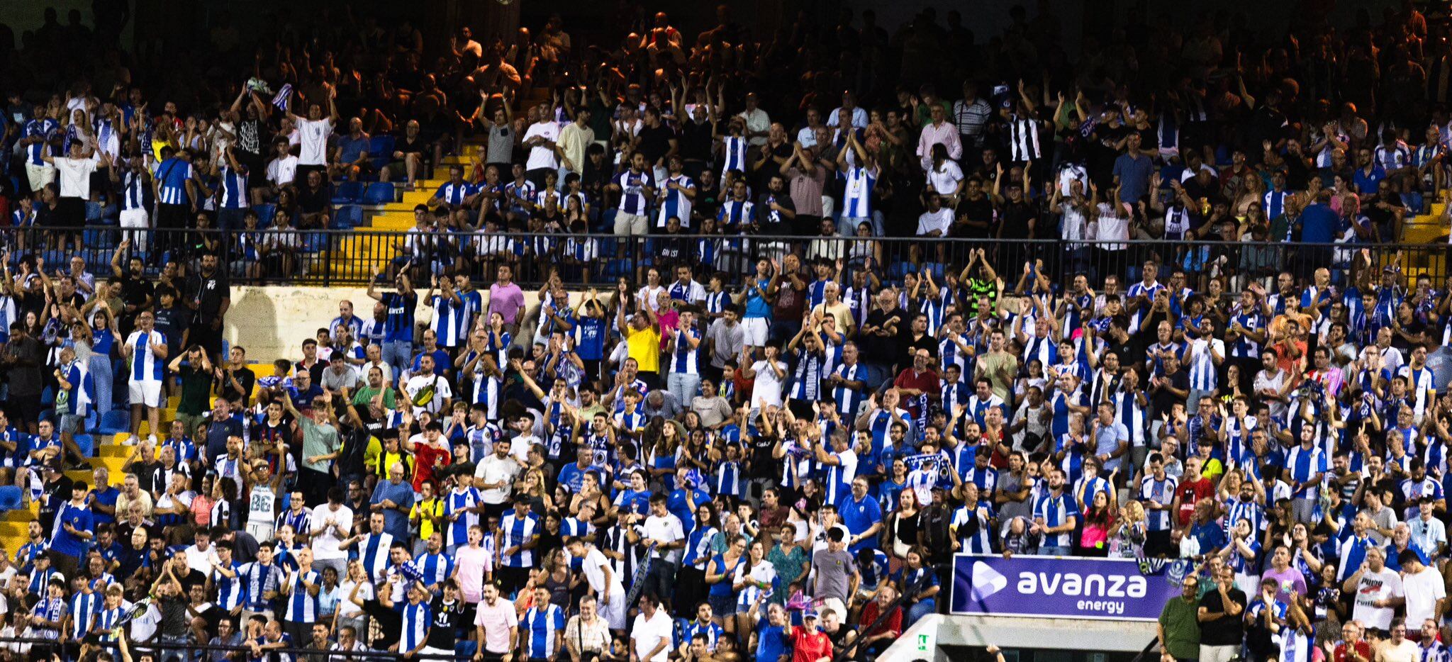 Aficionados del Hércules, en las gradas del Rico Pérez frente al Intercity