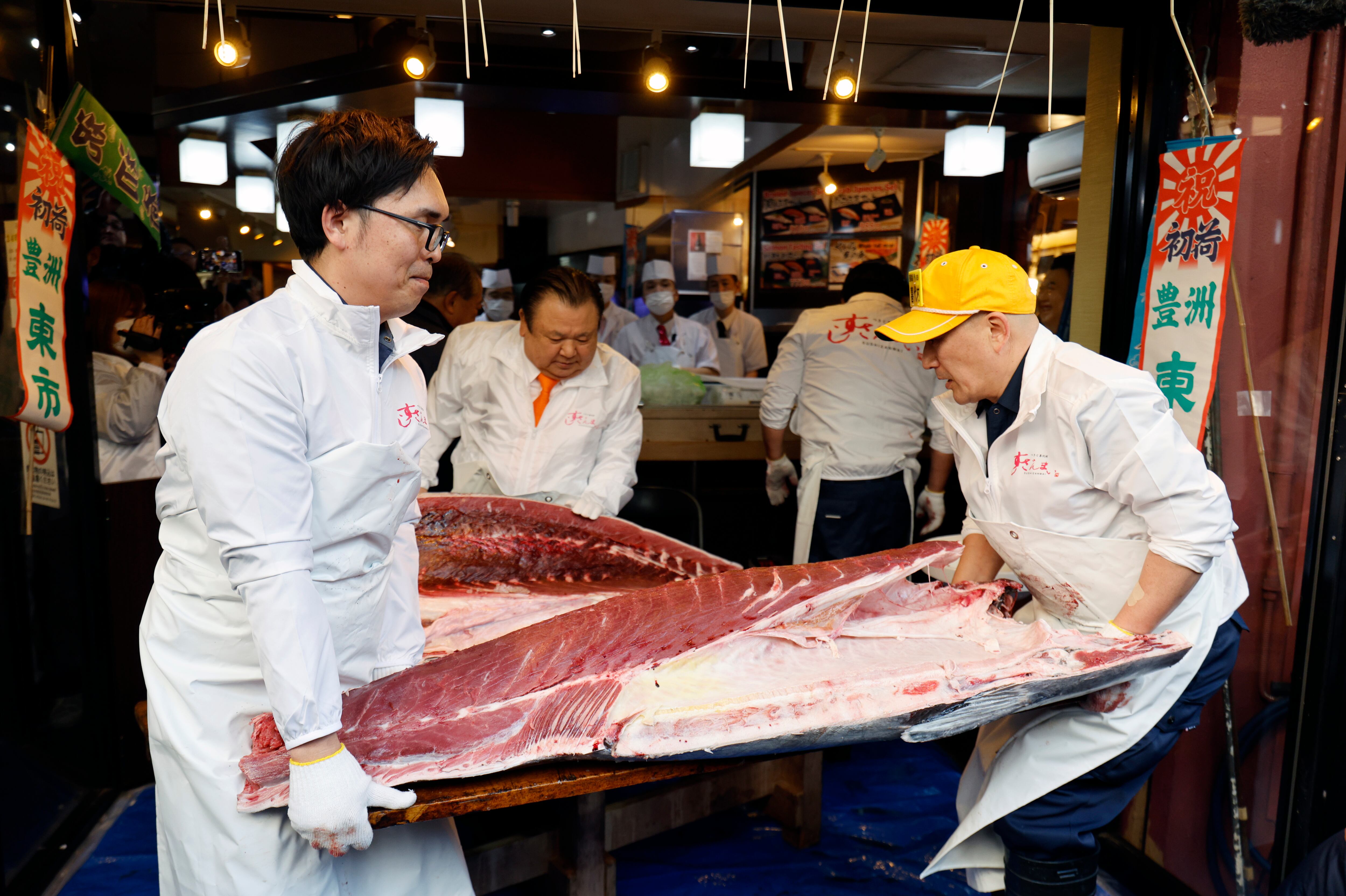 El atún tras comenzar a ser troceado