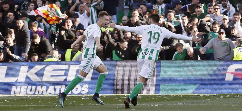 Loren Morón celebra uno de sus goles en el Villamarín