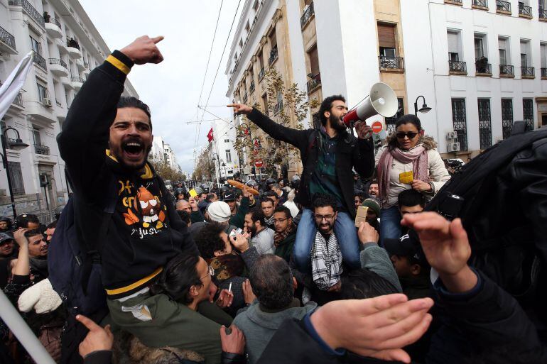 Manifestantes tunecinos gritan consignas durante una protesta en contra de la política económica del Gobierno tunecino, en Túnez, hoy, 12 de enero de 2018. La oposición progresista tunecina acusó ayer al primer ministro, Yusef Chaheed, de tratar de eludir su responsabilidad al culpar a otros partidos de fomentar las protestas sociales que agitan el país, con casi 600 detenidos desde el inicio de los disturbios