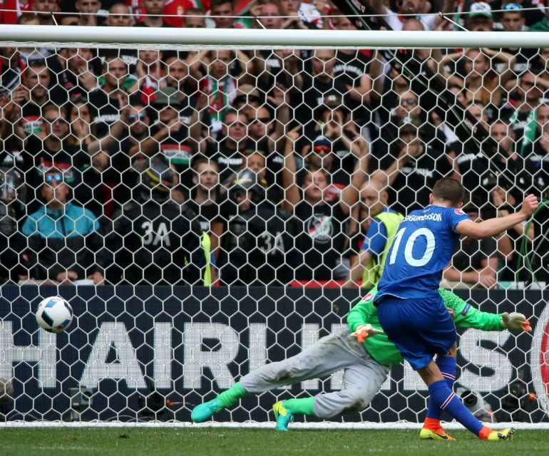 El jugador de la Selección de Islandia, Gylfi Sigurdsson, marca de penalti ante Hungría.