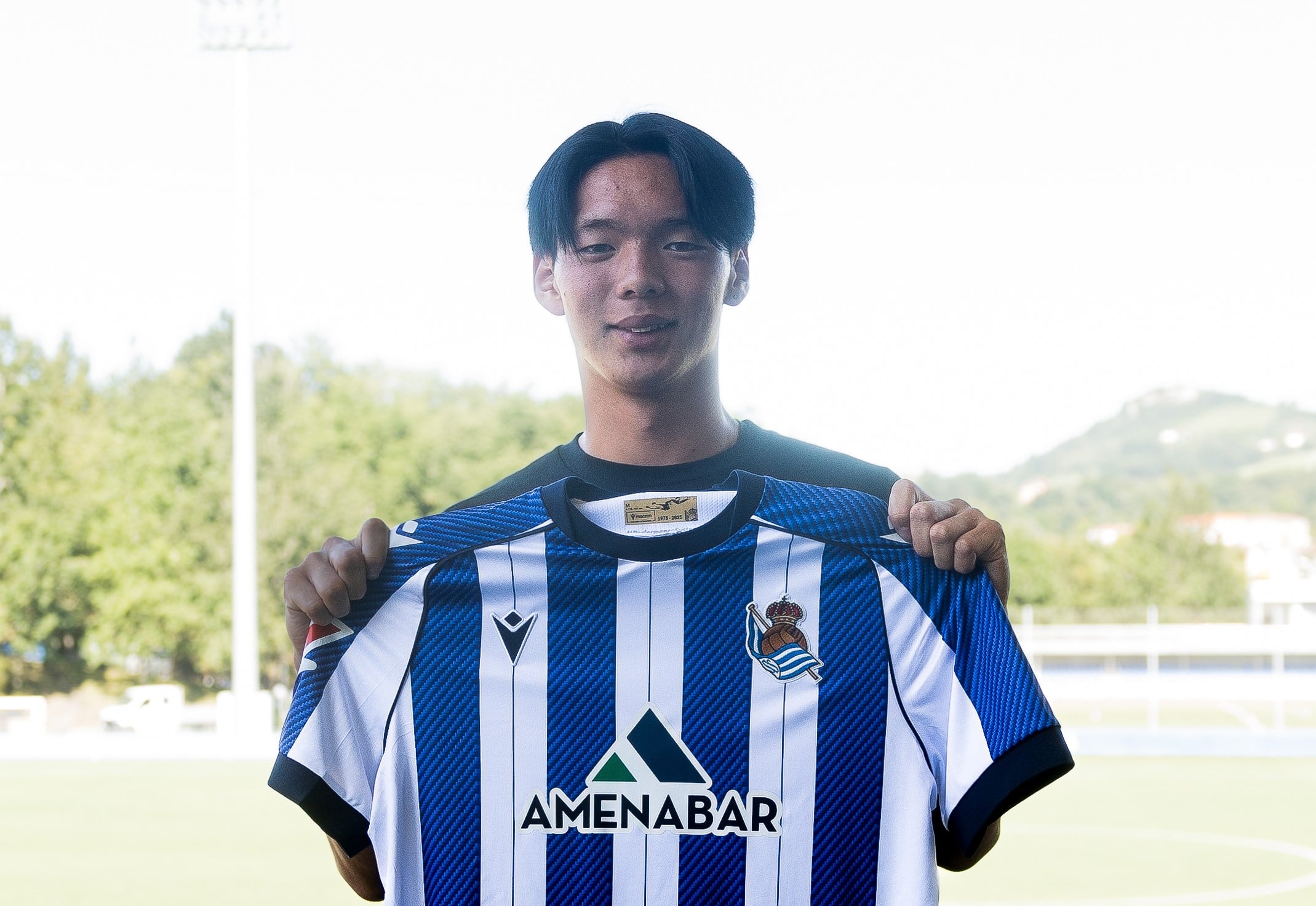 Kazunari Kita posado con la camiseta de la Real Sociedad