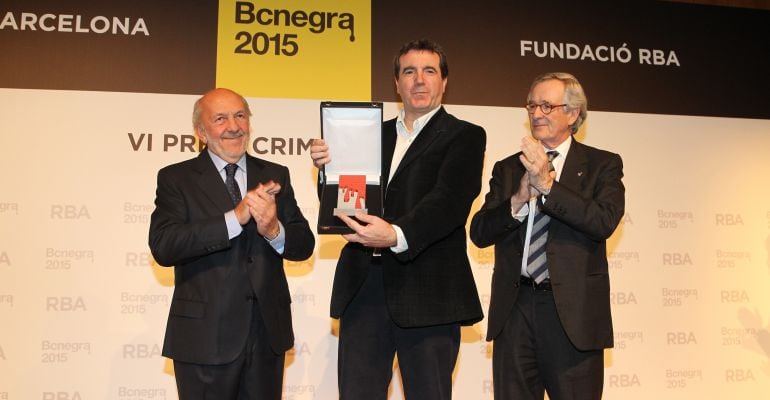 L'escriptor lleidatà guanyador del premi Crims de Tinta, flanquejat per Ricardo Rodrigo, president del Grup RBA, a l'esquerra de la imatge, i Xavier Trias, alcalde de Barcelona.