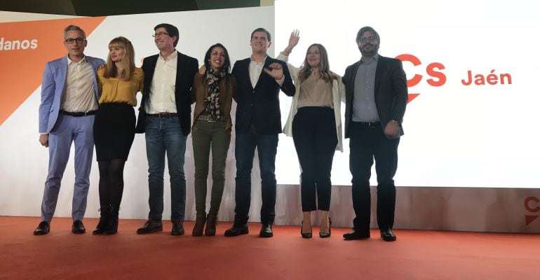 Albert Rivera (centro) acompañado de diferentes cargos provinciales y regionales de Ciudadanos.