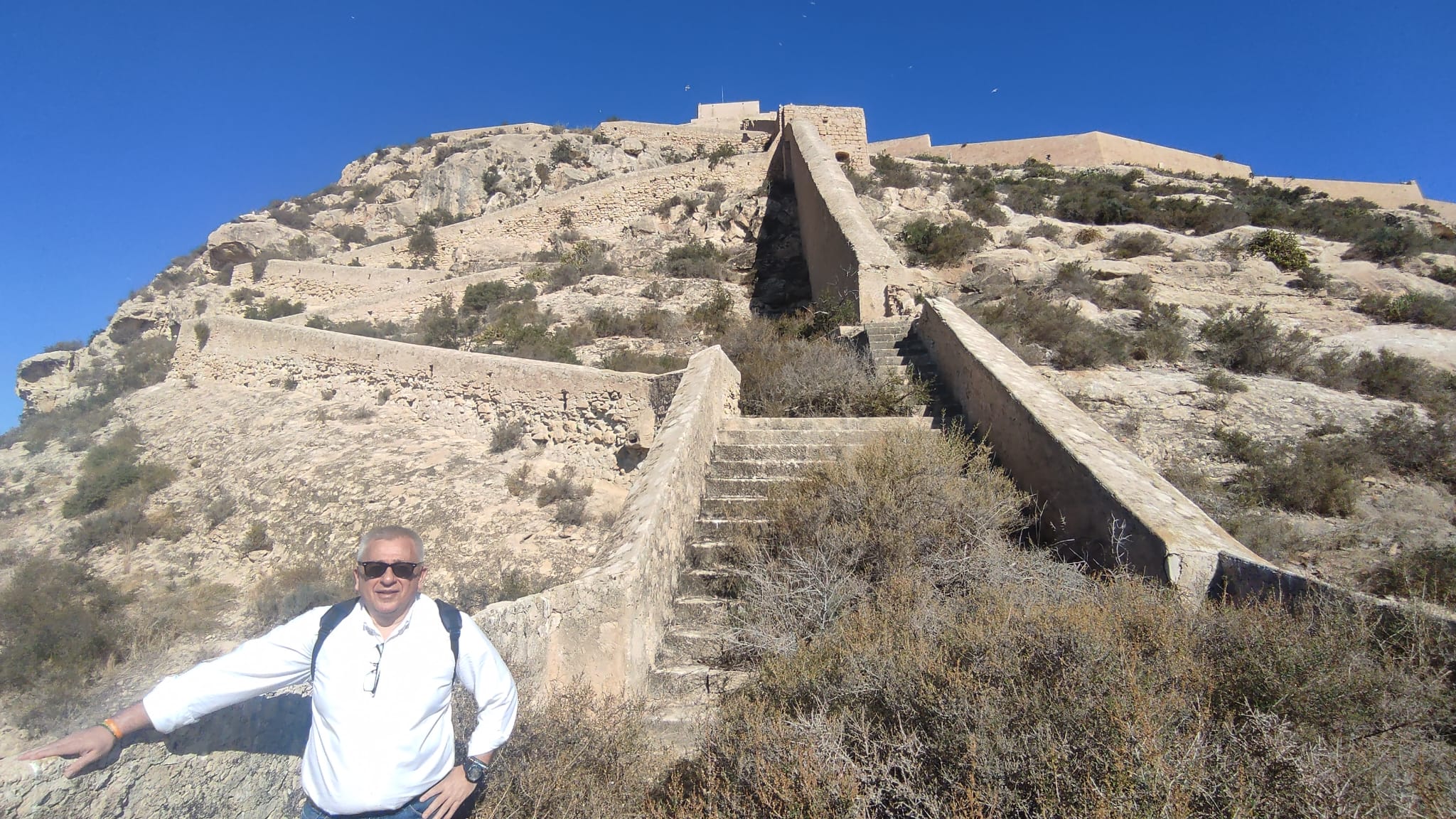 El concejal de Cultura, Antonio Manresa, en las escaleras del Camino de Ronda