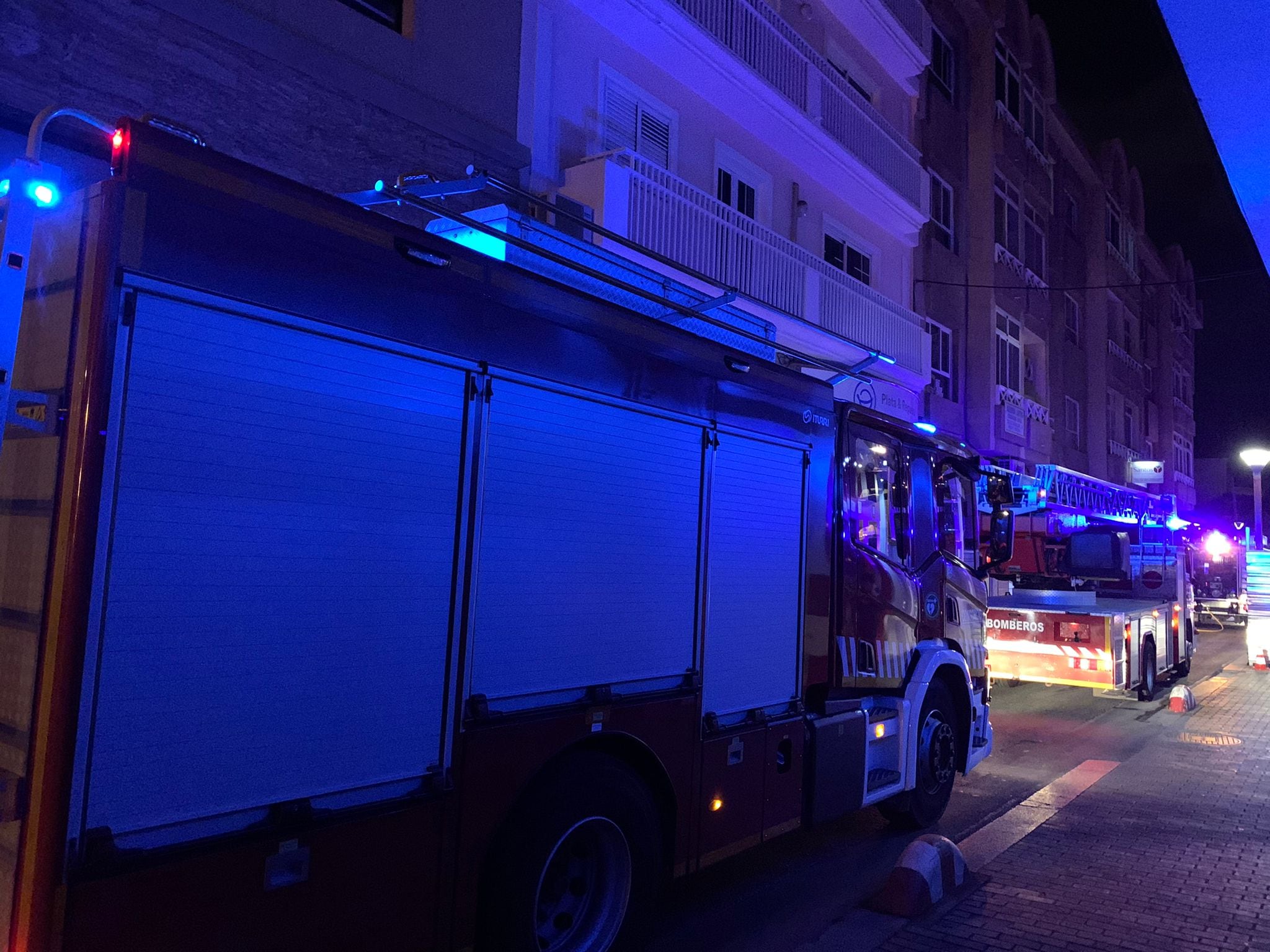 Camiones de bomberos en las inmediaciones de la vivienda incendiada.