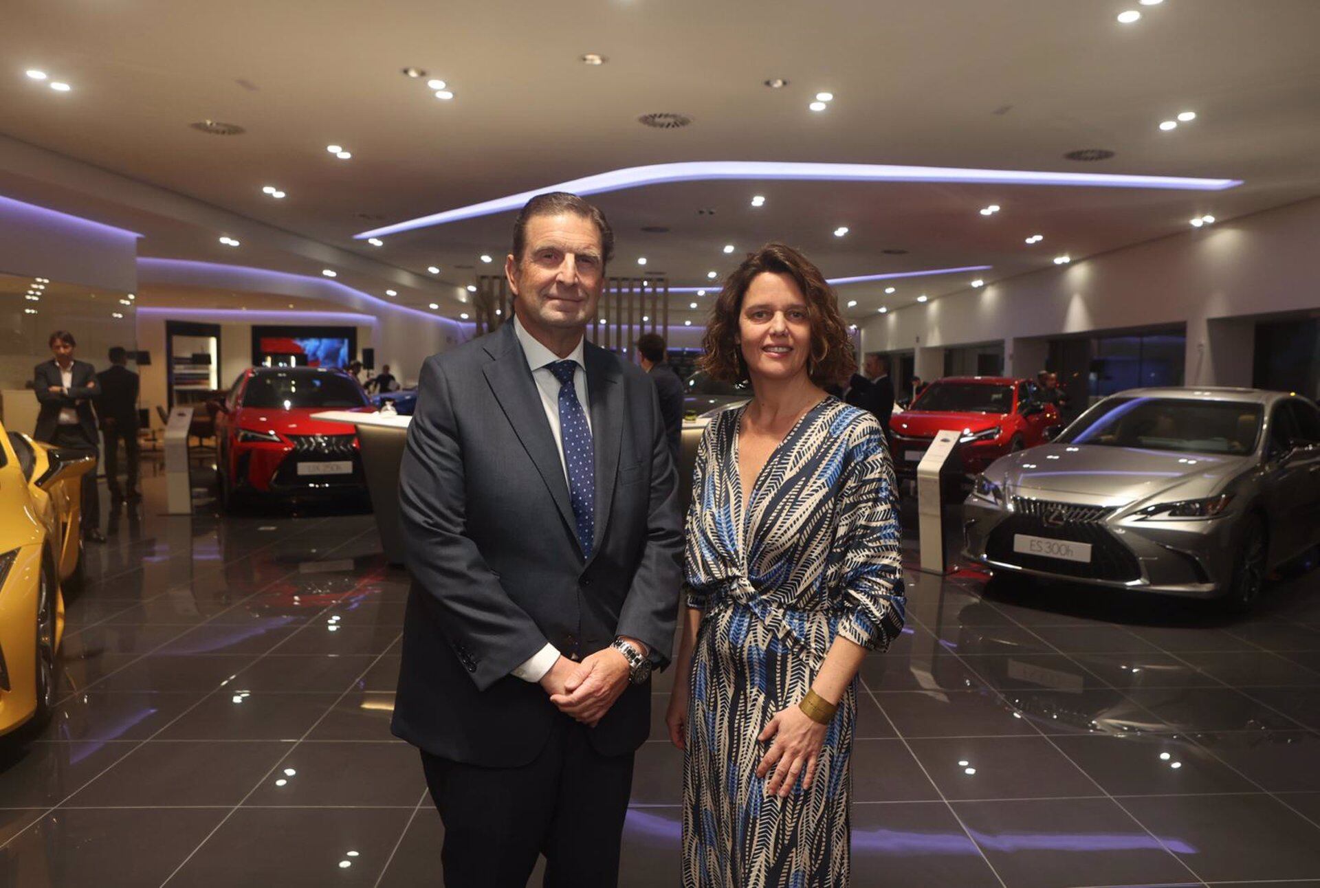 Mar Pieltain, directora de Lexus España, y José Luis Nimo, gerente del centro Lexus en Jerez y consejero de Nimo Grupo