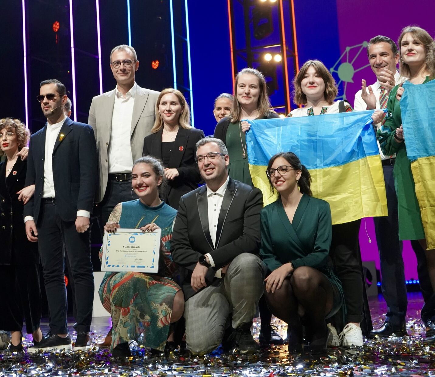 En la fila de abajo, Beatriz Peñalver, concejala de Juventud, (d) y la joven fuenlabreña Alicia Muñoz, junto con la delegación ucraniana que consiguió la capitalidad europea de la juventud.