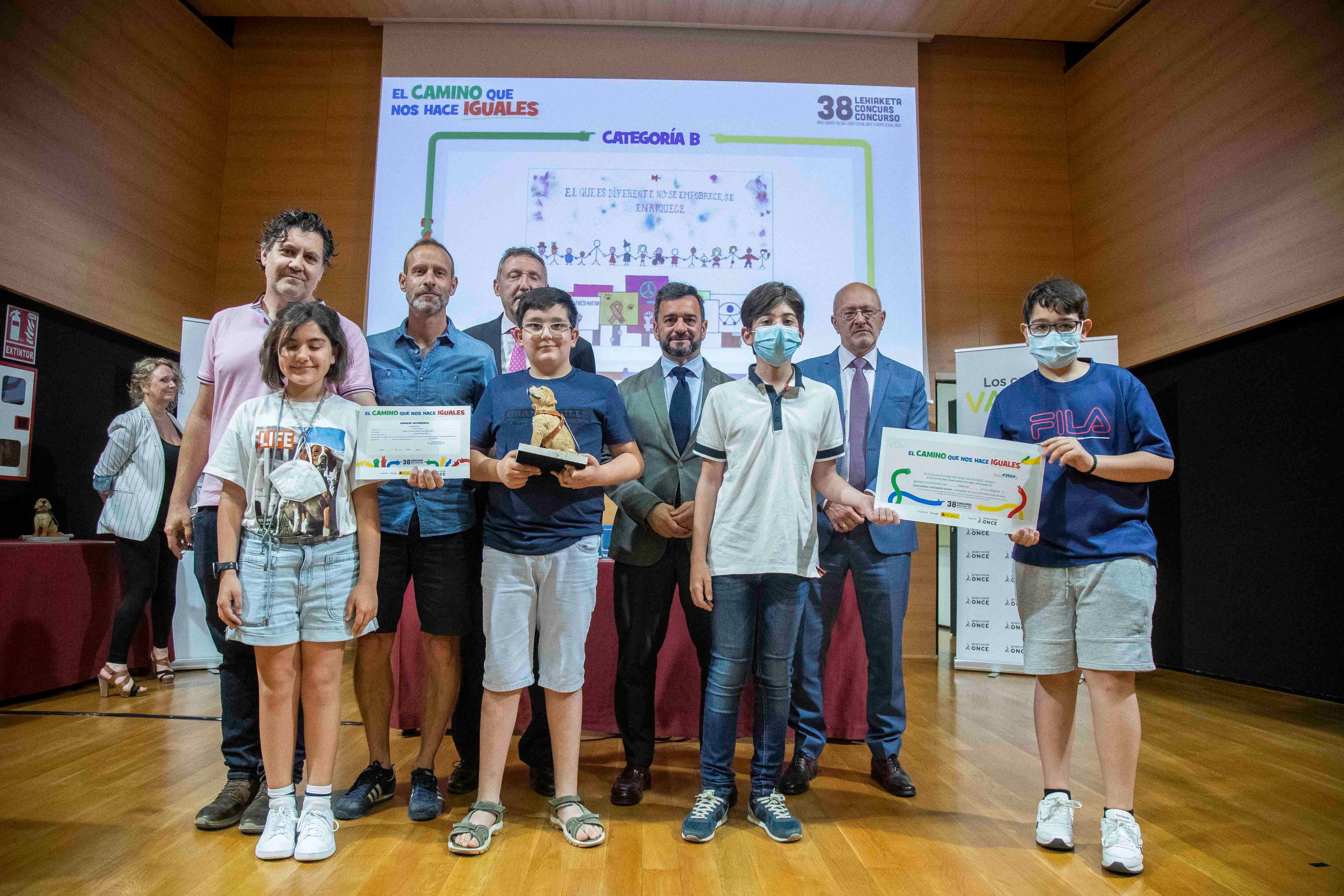 Alumnos y profesores del Colegio General Castaños de Bailén durante la entrega del premio de manos del consejero de Educación, Alejandro Cardenete.