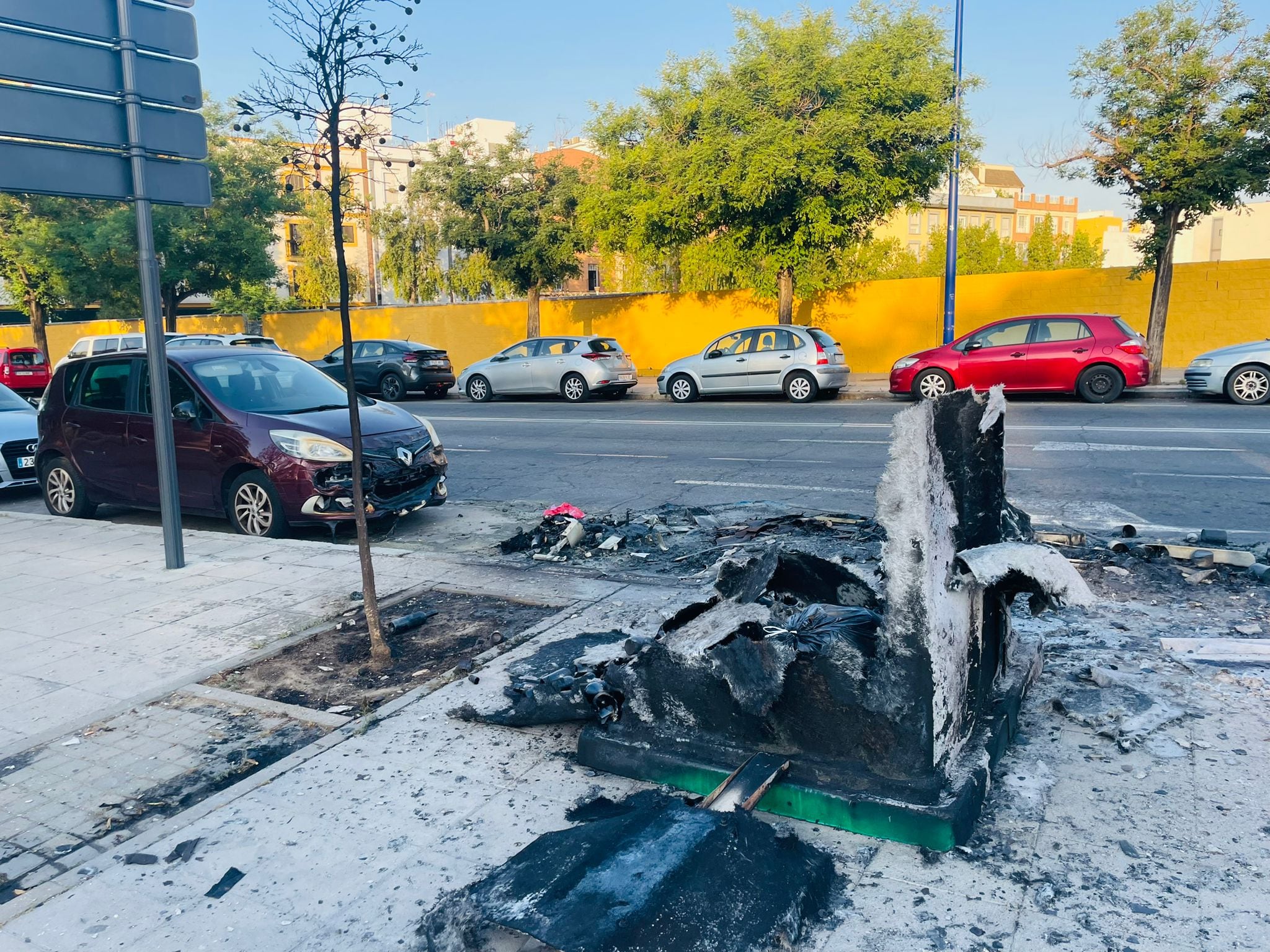 Contenedor quemado en Plaza de Chapina, frente al hotel Ribera de Triana.