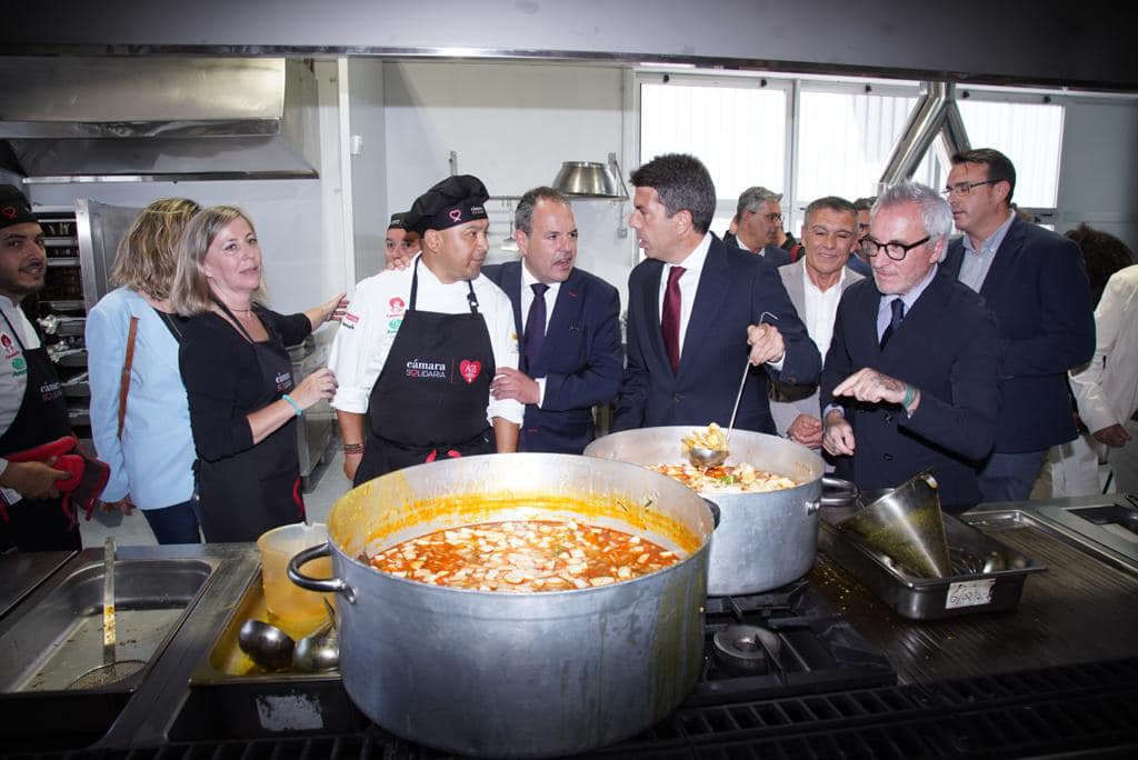 Frente a los pucheros en las nuevas instalaciones en Mutxamel