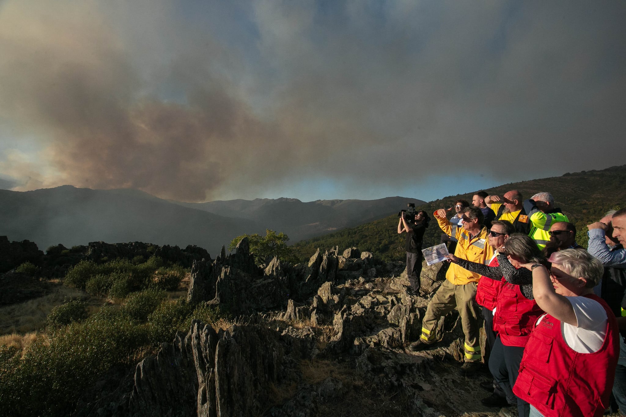 El presidente de Castilla-La Mancha, Emiliano García-Page, junto a miembros del dispositivo de Infocam, este viernes en  la zona del incendio del Pico del Lobo