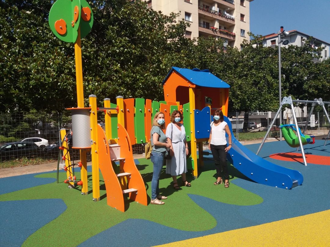 El parque infantil de El Pinar ha reabierto tras las obras de mejora que incluyen juegos inclusivos. 