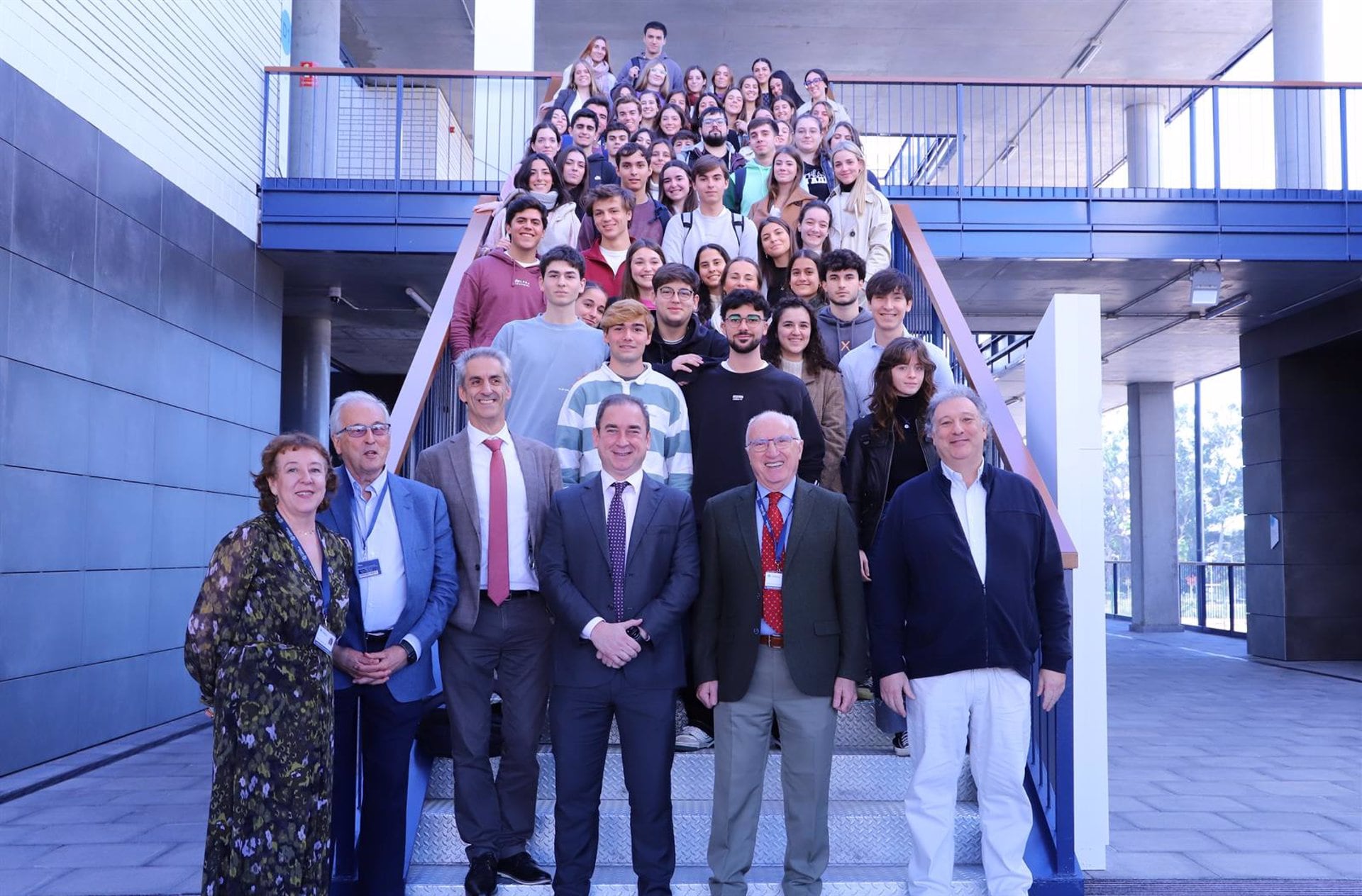 El rector de Loyola, Fabio Gómez-Estern, y su equipo, recibe al alumnado del primer curso de Medicina de Loyola.