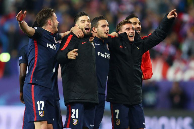  Antoine Griezmann #7 and team mates of Atletico celebrate after the UEFA Champions League Quarter Final Second Leg match between Club Atletico de Madrid and FC Barcelona at Vincente Calderon on April 13, 2016 in Madrid, Spain.