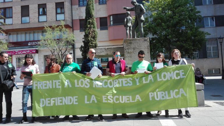 Integrantes de la Plataforma por la Escuela Pública durante la lectura del comunicado en defensa del sistema público de enseñanza