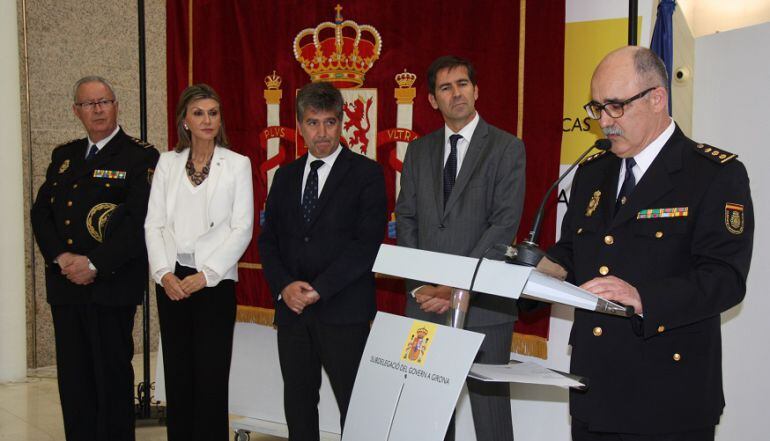 Ignacio Cosidó, al mig, en la presentació del nou comissari.